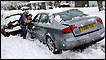 Motoristas ficaram presos na neve em Hampshire, Grã-Bretanha