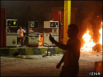 یک پمپ بنزین در آتش