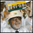 Lula segura amostras de biodiesel em visita à Petrobras