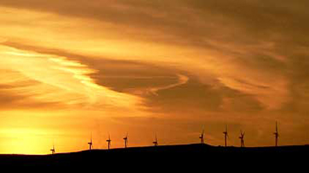 Gwawr dros Gastell Nedd (llun: Mike Davies)