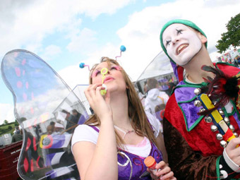 Louise Williams a Rhian Jones o Goleg y Drindod yn perfformio theatr ar y stryd ar faes yr eisteddfod