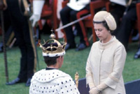 Y Frenhines a Thywysog Siarl yn y castell.