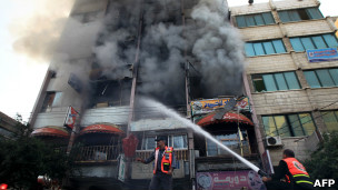 Палестинські пожежники працюють на місці вибуху