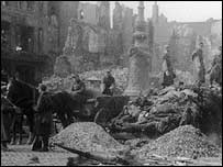 İkinci Dünya savaşı'nda Alman hava saldırılarının yarattığı hasar