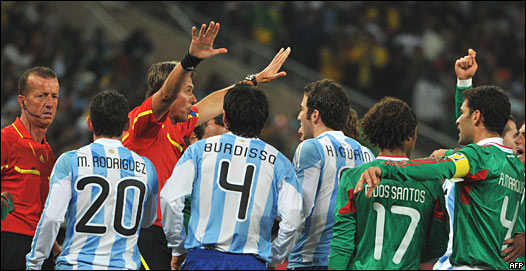El arbitro Roberto Rosetti ante los jugadores de Argentina y México