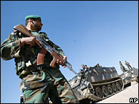 سرباز افغان در کنار زندان پلچرخی در کابل 