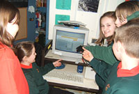 Plant o gwmpas y cyfrifiadur