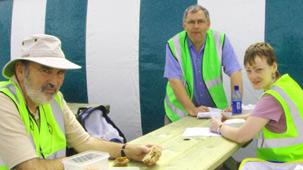 Amser paned - Selwyn Evans, ei wraig Ann, a Dafydd Meirion Jones ar y maes ddydd Gwener. 