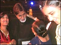 अमिताभ बच्चन कुछ मॉडलों और प्रशंसकों के साथ