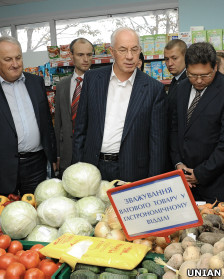 Микола Азаров у соціальному магазині у Кіровограді 