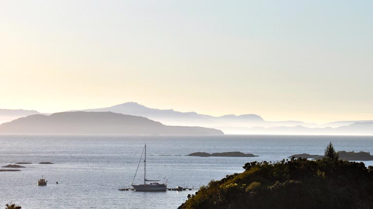 A' coimhead suas gu Stafainn bho Bhad a' Chall, faisg air a' Chaol