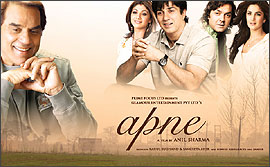 Dharmendra,Sunny and Bobby Deol in Apne