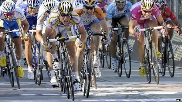 Mark Cavendish claims another sprint victory in the 11th stage of the 2009 Giro