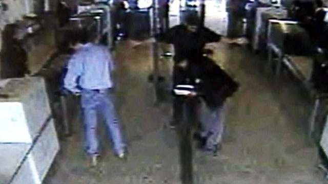 Наваф ал-Хазмий аэропорт хавфсизлик текширувидан ўтади