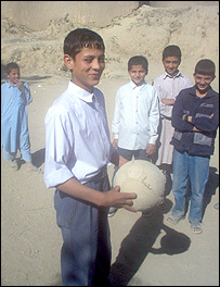 میراحمد با همقطارانش توپ بازی می کند.