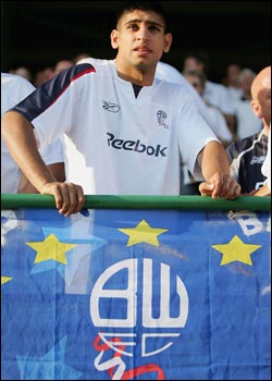 Amir Khan supports Bolton in Bulgaria