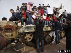 Jóvenes y niños sobre un tanque en Bengasi