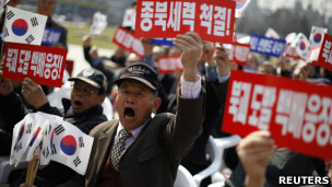 韓國反朝鮮民眾在首爾廣場紀念天安艦被擊沉三週年集會上喊口號（26/3/2013）