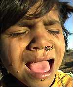 Bezprostředně po zemětřesení proudí do Indie pomoc, obyvatelé se obávají, že brzy budou odkázáni sami na sebe