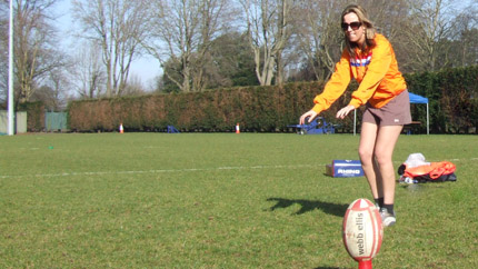 Glyn yn cael ei daclo!