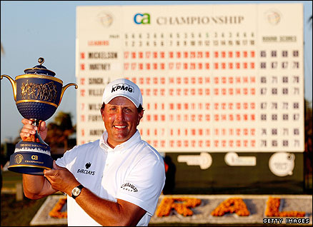 PhilMickelsonholdsalofttheCAChampionshiptrophy