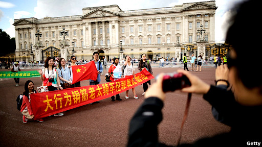 伦敦奥运期间来英国旅游的中国游客在白金汉宫门前合影留念。