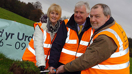Meriel Parry, Cadeirydd Pwyllgor Gwaith, Alun Ffred Jones, A.C Arfon a Dr Ian Rees, Pennaeth Coleg Meirion Dwyfor yn torri'r dywarchen gyntaf.