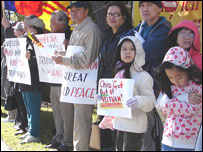 Người Việt ở Houston biểu tình trước Lãnh sự quán Trung Quốc ở thành phố này