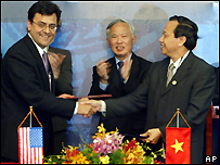 Cựu Phó Thủ tướng Vũ Khoan, đứng giữa, trong lễ ký vào WTO với Hoa Kỳ