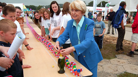 Dathlu cwblhau'r model