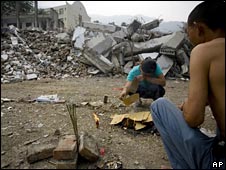 Parents mourn their daughter in Beichuan