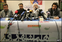 از چپ به راست: داوود کاظمی کاريکاتوريست، شجاعی طباطبايی دبير کاريکاتور، محمد رضا زائری سردبير همشهری و فريد مرتضوی دبير هنری 