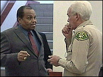 جو پدر مايکل جکسون به موقع وارد دادگاه شد