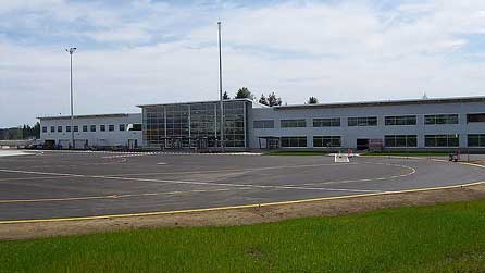 Terfynfa Cyril Cottingham ym Maes Awyr Comox - diolch i Linda Hughes am y llun 