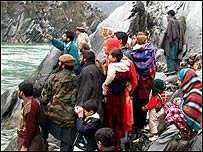 کشمیری دریا کے پار سے ایک دوسرے کو آواز دیتے ہوئے