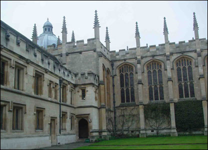 位于High street 的牛津大学学院。