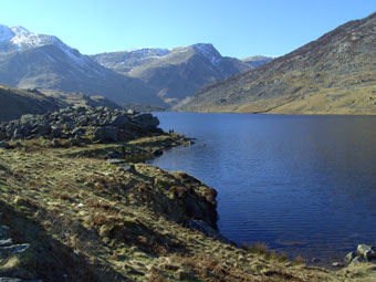Llyn Ogwen gyda Cegin y Diafol yn y cafndir