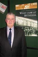 John Elwyn Hughes mewn cyfarfod i gyhoeddi ei lyfr