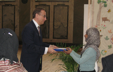 Prof Jack Lohman receives gift