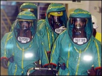 İngiltere'de kimyasal saldırılara karşı yapılan bir tatbikata katılan görevliler