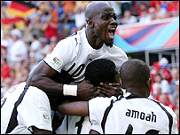 Ghana yn dathlu eu gôl gyntaf