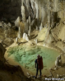 Hazel Barton na caverna de Lechuguilla, no México. | Foto: Max Wisshak/Courtesy of Hazel Barton