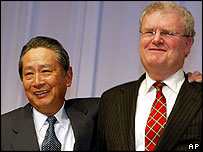 Chủ tịch mãn nhiệm Nobuyuki Idei cùng ông Howard Stringer