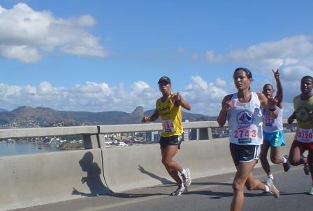 my brother on the top of the Third Bridge in the Chocolates Garoto Half-Marathom
