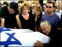 یہودی خاندان اپنے پیاروں کو روتے ہوئے