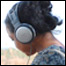Pessoa ouvindo música