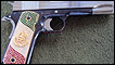 Pistola con la bandera de México en piedras preciosas
