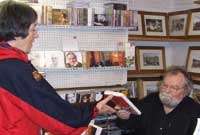 Huw Ceredig mewn sesiwn arwyddo