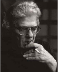 احمد شاملو در نمایی از فیلم"احمد شاملو،شاعر بزرگ آزادی"به کارگردانی مسلم منصوری