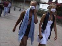 Başkent Mexico City'de maskeli turistler